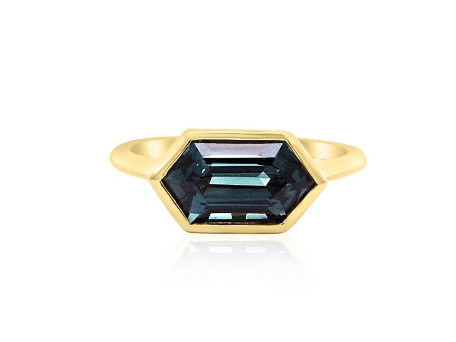 3.45cts Teal Sapphire Yellow Gold Ring