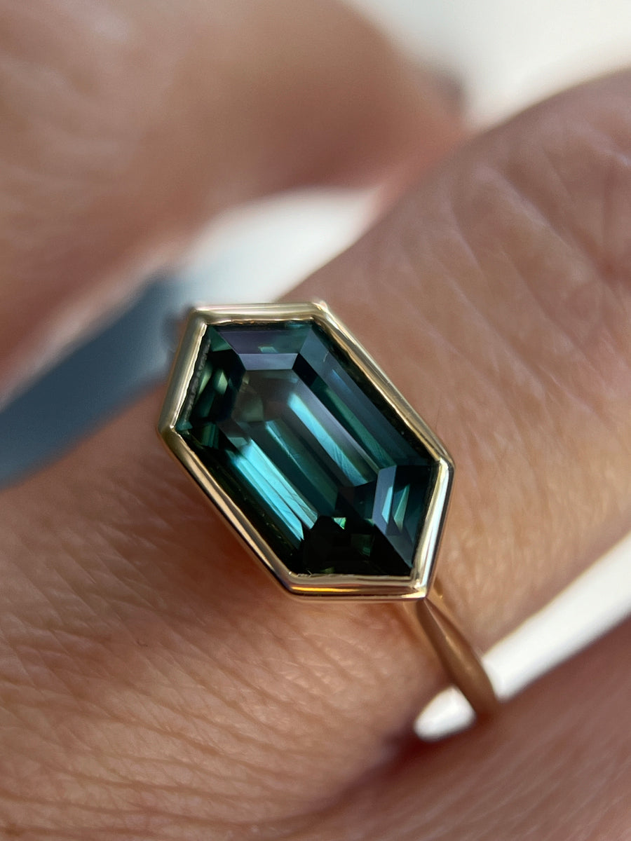 3.45cts Teal Sapphire Yellow Gold Ring